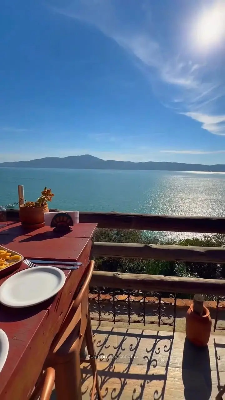 Mesa do restaurante com vista para o mar